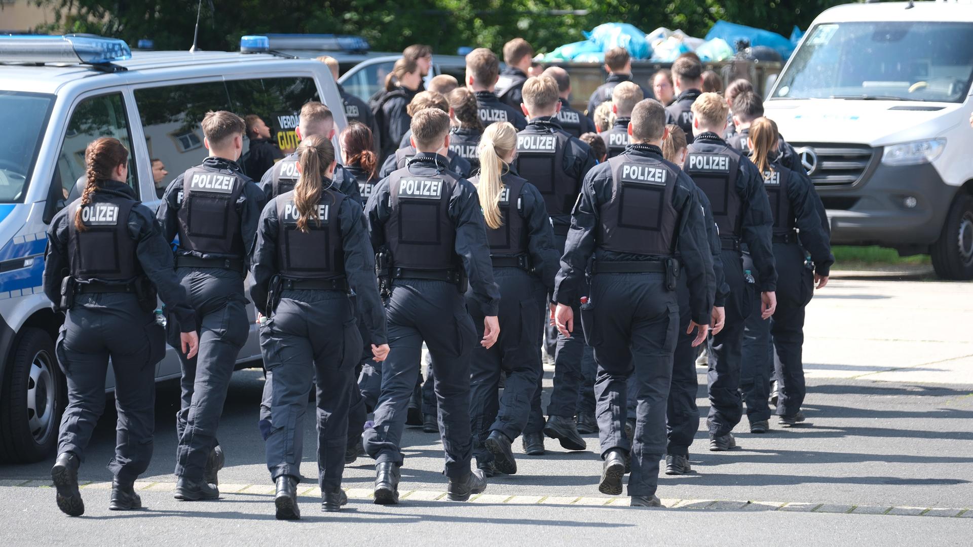 Polizisten versammeln sich auf einem Parkplatz am 06.06.2024-
