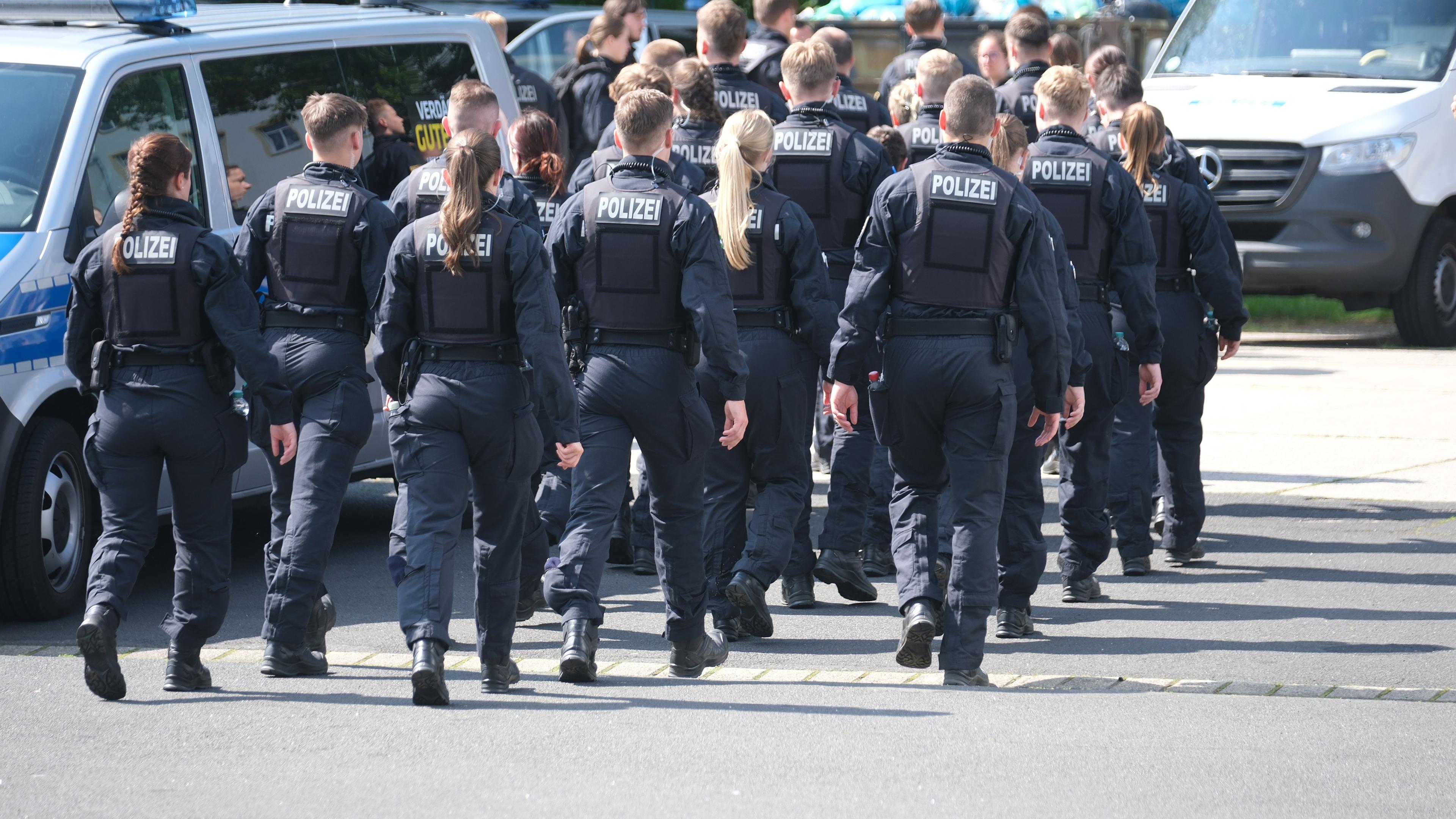 Polizisten versammeln sich auf einem Parkplatz am 06.06.2024-