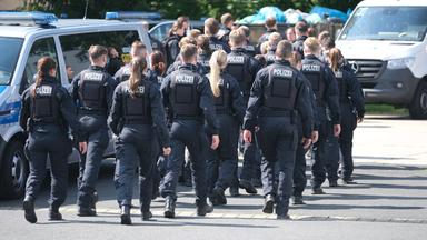 Polizisten versammeln sich auf einem Parkplatz am 06.06.2024-