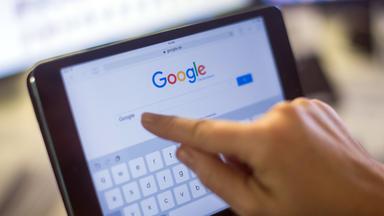 Die Google-Startseite ist auf einem Tablet geöffnet.