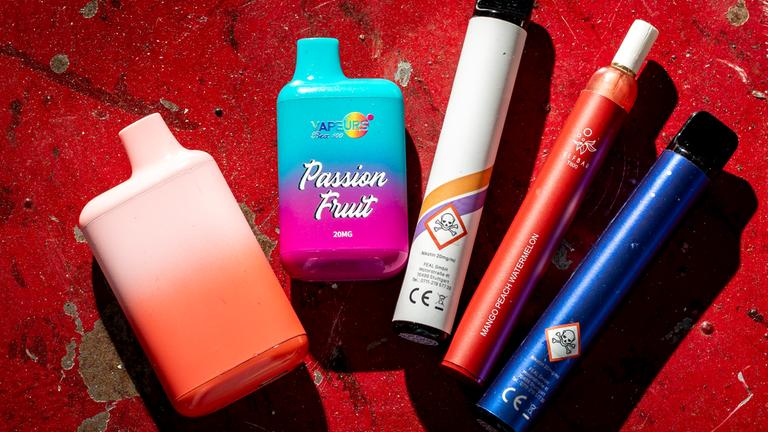 05.05.2023, Niedersachsen, Hannover: Mehrere Einweg-E-Zigaretten liegen auf einem Tisch. 