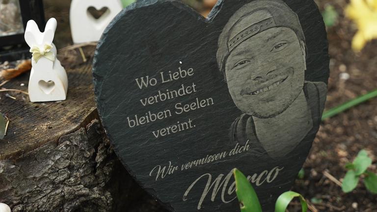 Grabstein in Herzform von Marco mit der Aufschrift: 