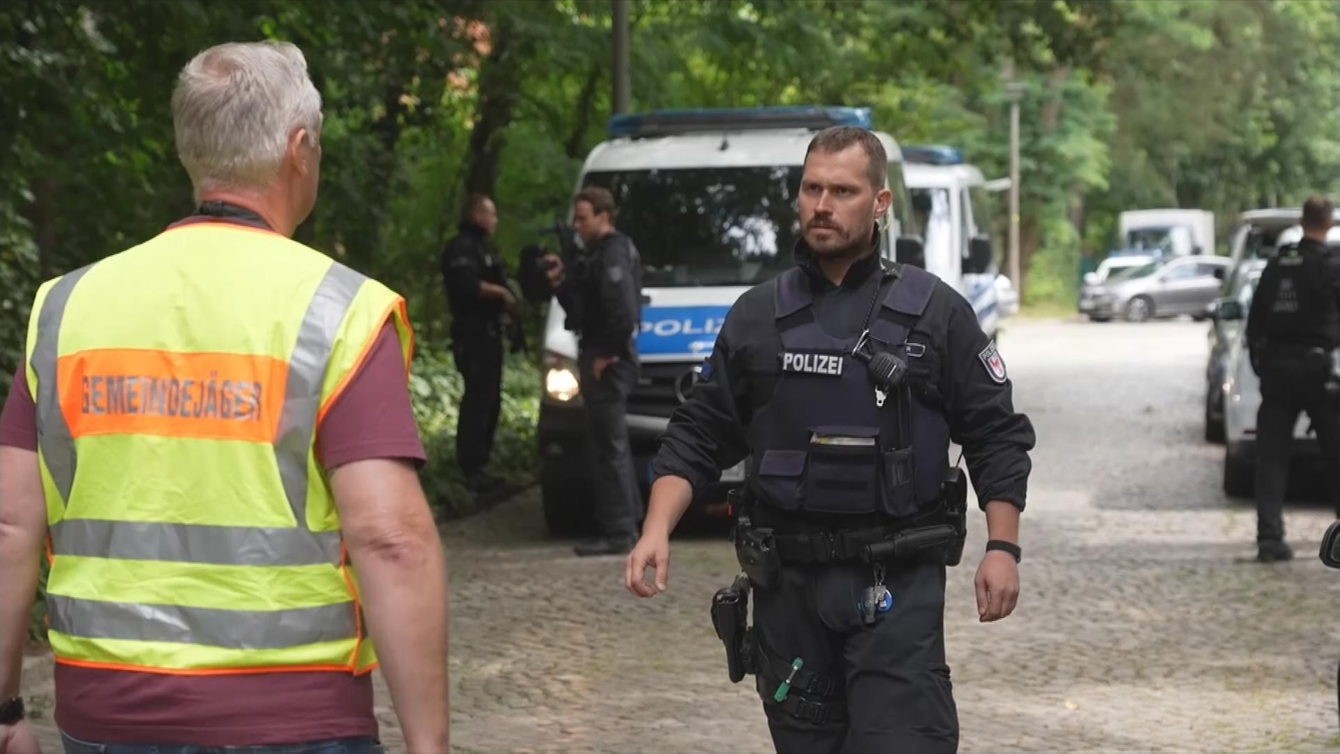 Suchtrupps in Berlin, die nach einem freilaufenden Löwen suchen