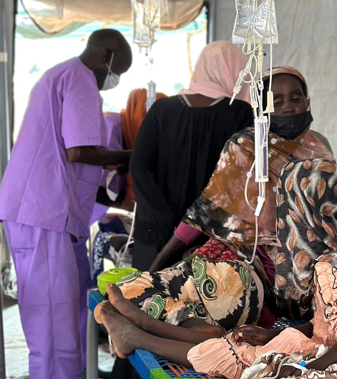 Cholera-Patienten erhalten am 14. August 2025 im Cholera-Isolationszentrum der Flüchtlingslager in Tawila, Darfur, West-Sudan, Behandlung. Mindestens 40 Menschen sind bei dem schlimmsten Cholera-Ausbruch in der Region seit Jahren gestorben, berichten Ärzte ohne Grenzen-