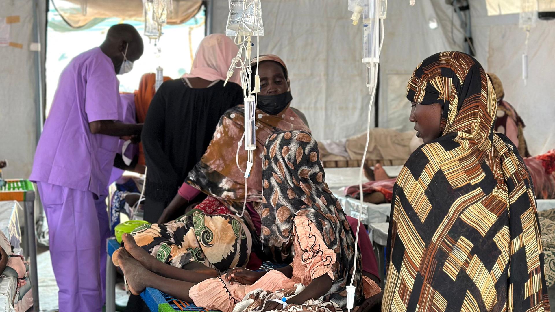 Cholera-Patienten erhalten am 14. August 2025 im Cholera-Isolationszentrum der Flüchtlingslager in Tawila, Darfur, West-Sudan, Behandlung. Mindestens 40 Menschen sind bei dem schlimmsten Cholera-Ausbruch in der Region seit Jahren gestorben, berichten Ärzte ohne Grenzen-