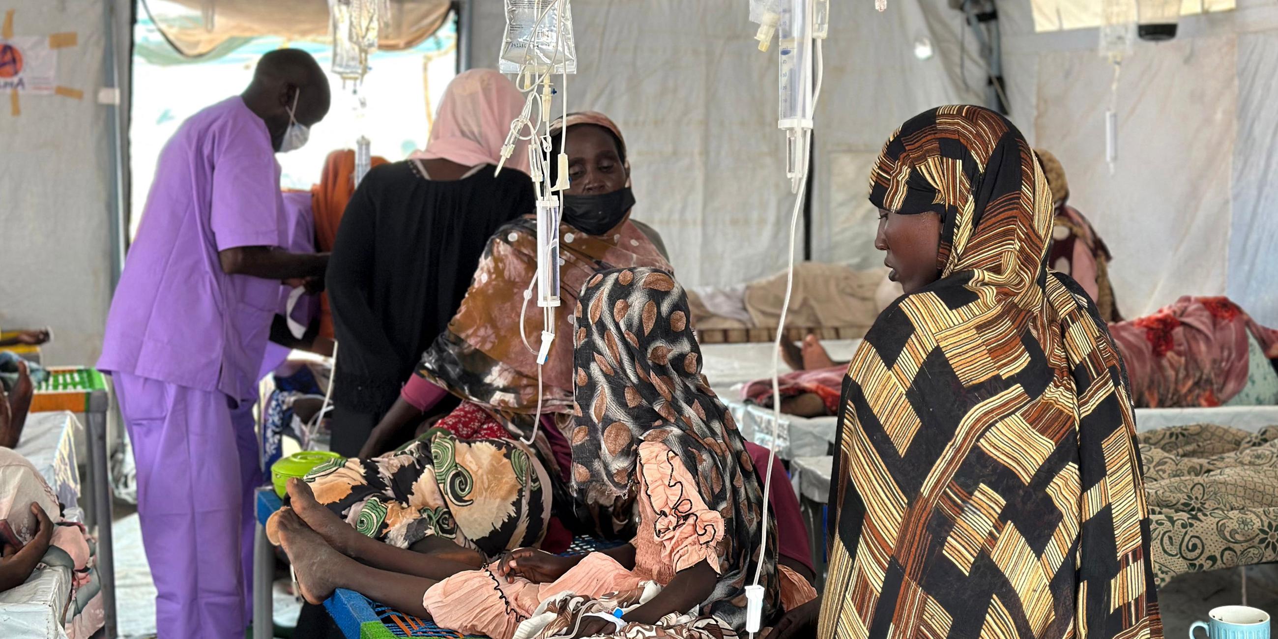 Cholera-Patienten erhalten am 14. August 2025 im Cholera-Isolationszentrum der Flüchtlingslager in Tawila, Darfur, West-Sudan, Behandlung. Mindestens 40 Menschen sind bei dem schlimmsten Cholera-Ausbruch in der Region seit Jahren gestorben, berichten Ärzte ohne Grenzen-