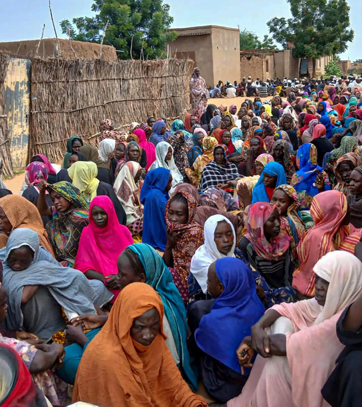 Sudanesische Einwohner versammeln sich zu kostenlosen Mahlzeiten in El-Fasher, einer Stadt in der Region Darfur, die seit mehr als einem Jahr von den sudanesischen Rapid Support Forces (RSF) belagert wird