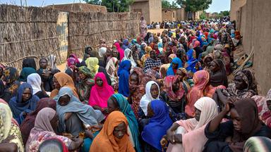 Sudanesische Einwohner versammeln sich zu kostenlosen Mahlzeiten in El-Fasher, einer Stadt in der Region Darfur, die seit mehr als einem Jahr von den sudanesischen Rapid Support Forces (RSF) belagert wird