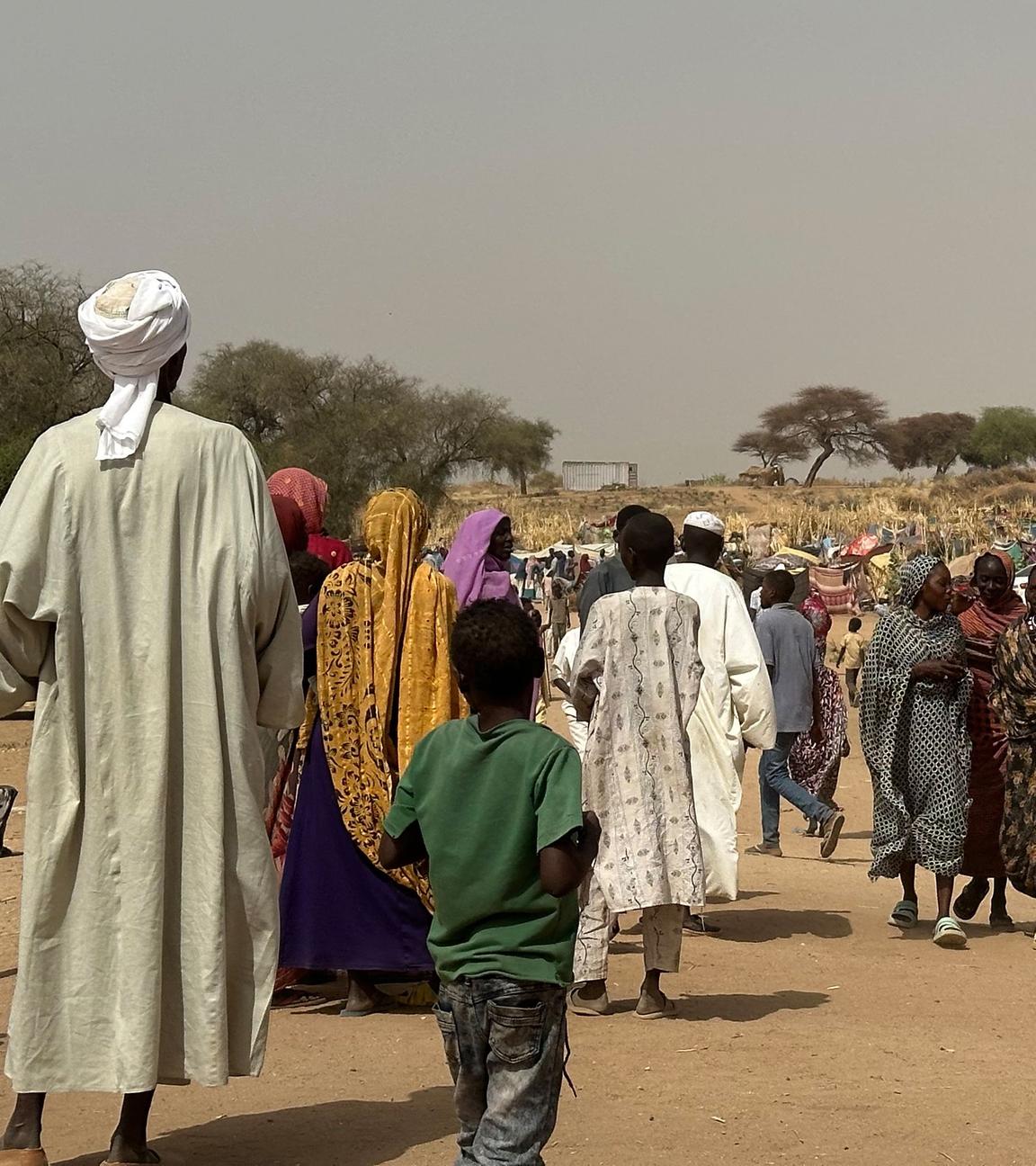 Menschen flüchten innerhalb des Sudans, nachdem die RSF-Miliz ihren Wohnort unter Kontrolle genommen hat.