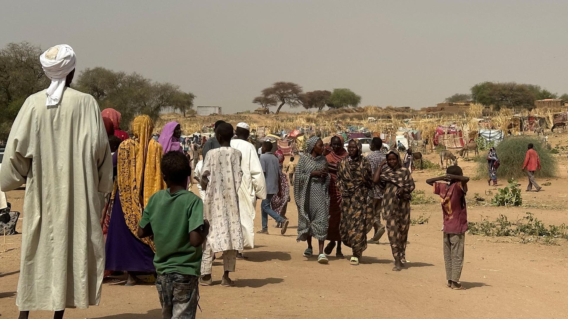 Menschen flüchten innerhalb des Sudans, nachdem die RSF-Miliz ihren Wohnort unter Kontrolle genommen hat.