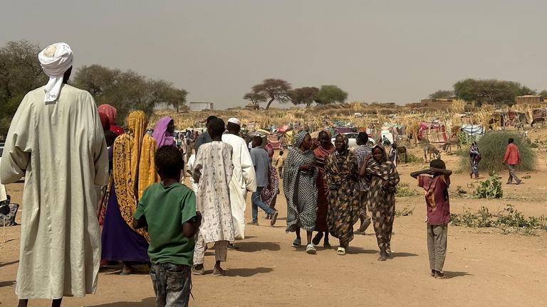Menschen flüchten innerhalb des Sudans, nachdem die RSF-Miliz ihren Wohnort unter Kontrolle genommen hat.