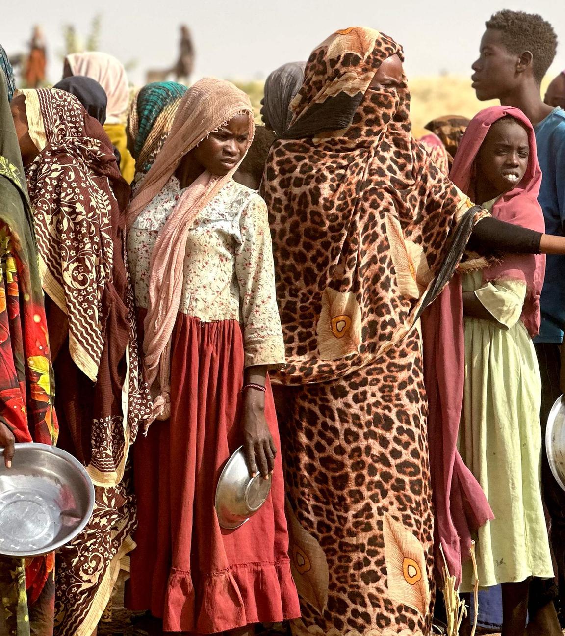 Menschen stehen für Essen an in einem Flüchtlingscamp in der Region Darfur im Sudan.