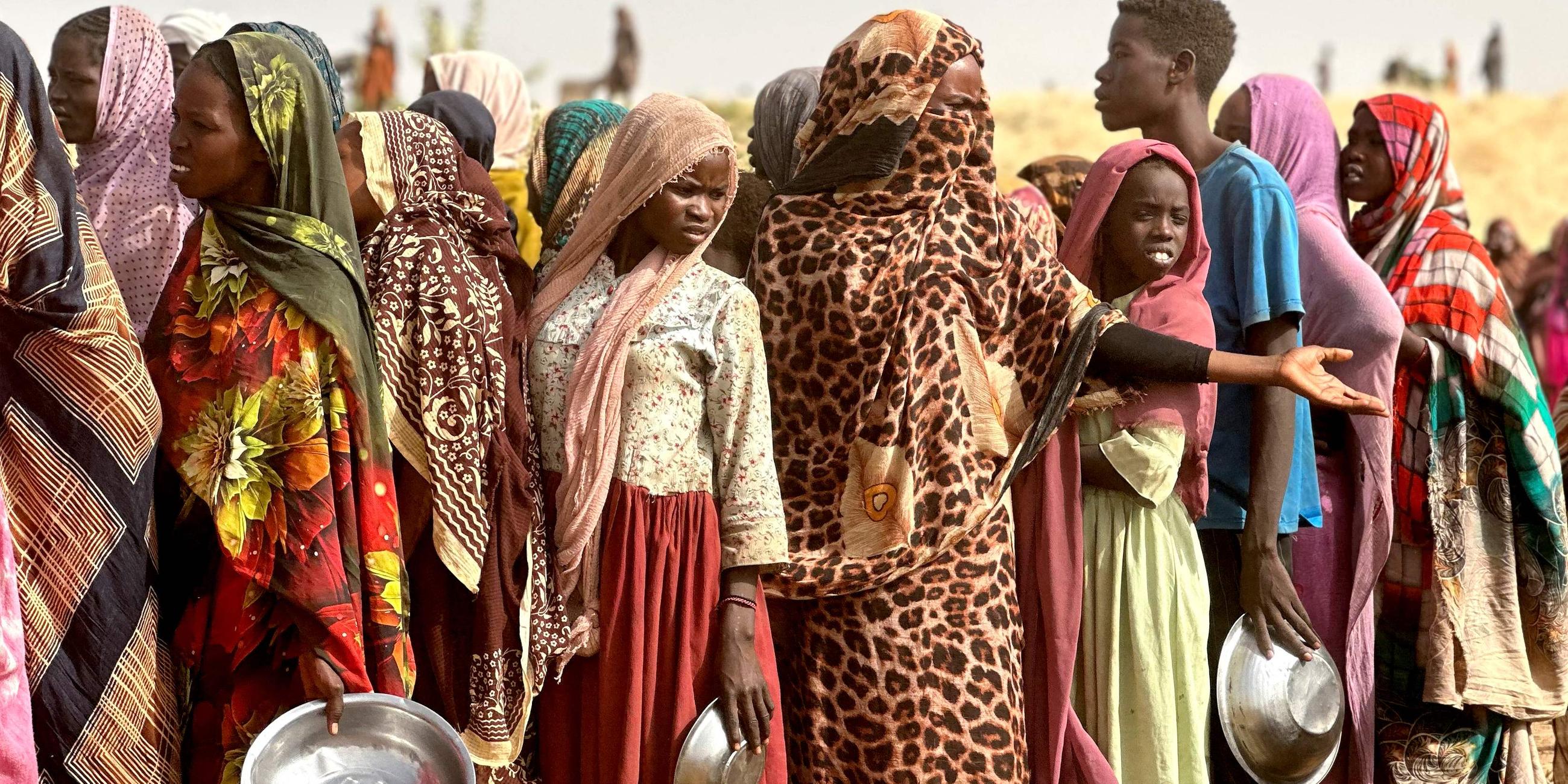 Menschen stehen für Essen an in einem Flüchtlingscamp in der Region Darfur im Sudan.