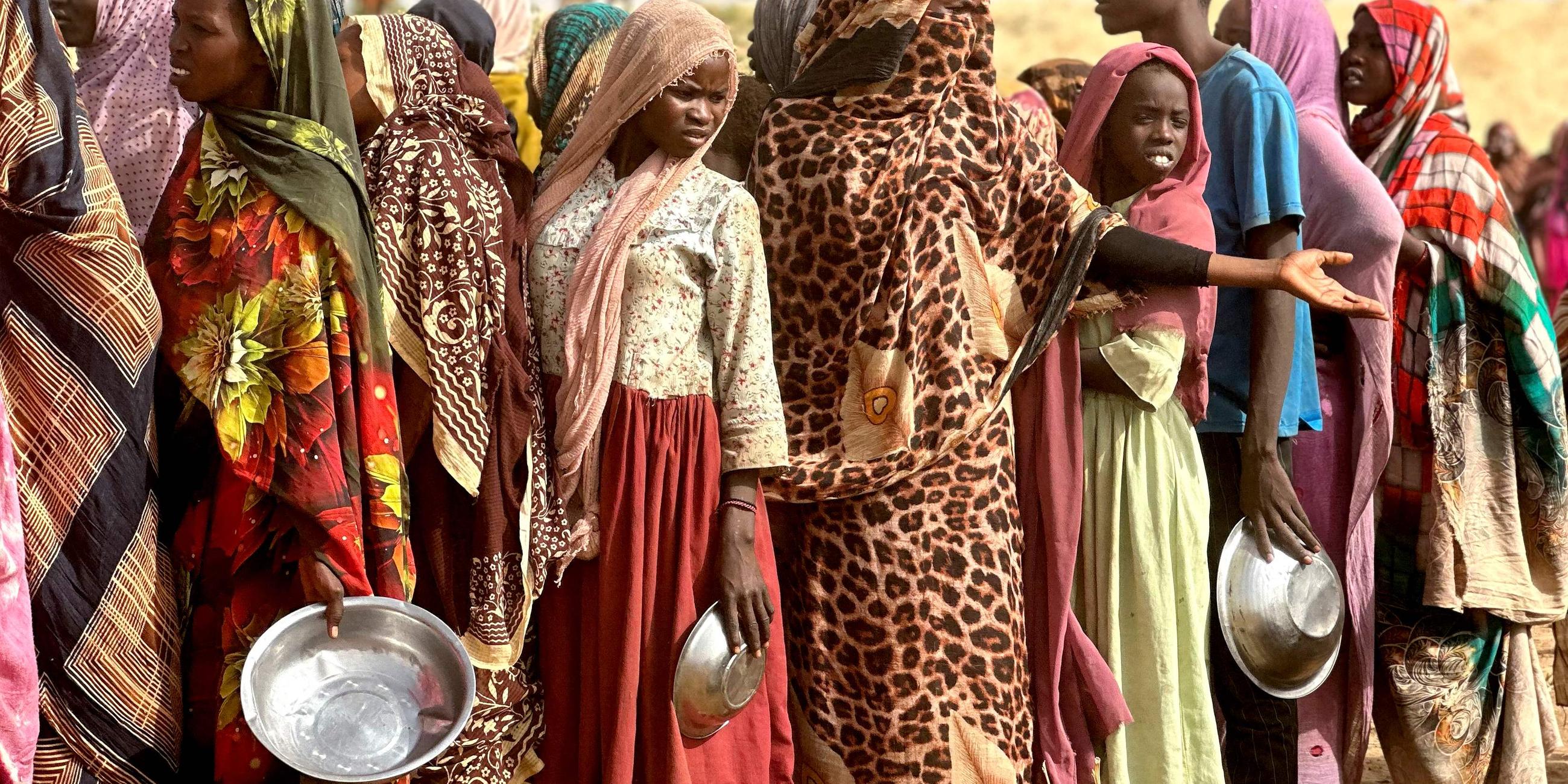 Flüchtlinge im Sudan warten auf eine Essensration in der sudanesischen Region Darfur