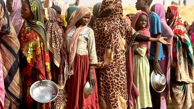 Flüchtlinge im Sudan warten auf eine Essensration in der sudanesischen Region Darfur