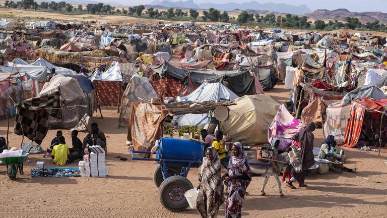 Behelfsunterkünfte, die von vertriebenen Sudanesen errichtet wurden, die nach der Eroberung von El-Fasher durch die Rapid Support Forces (RSF) aus der Stadt geflohen sind