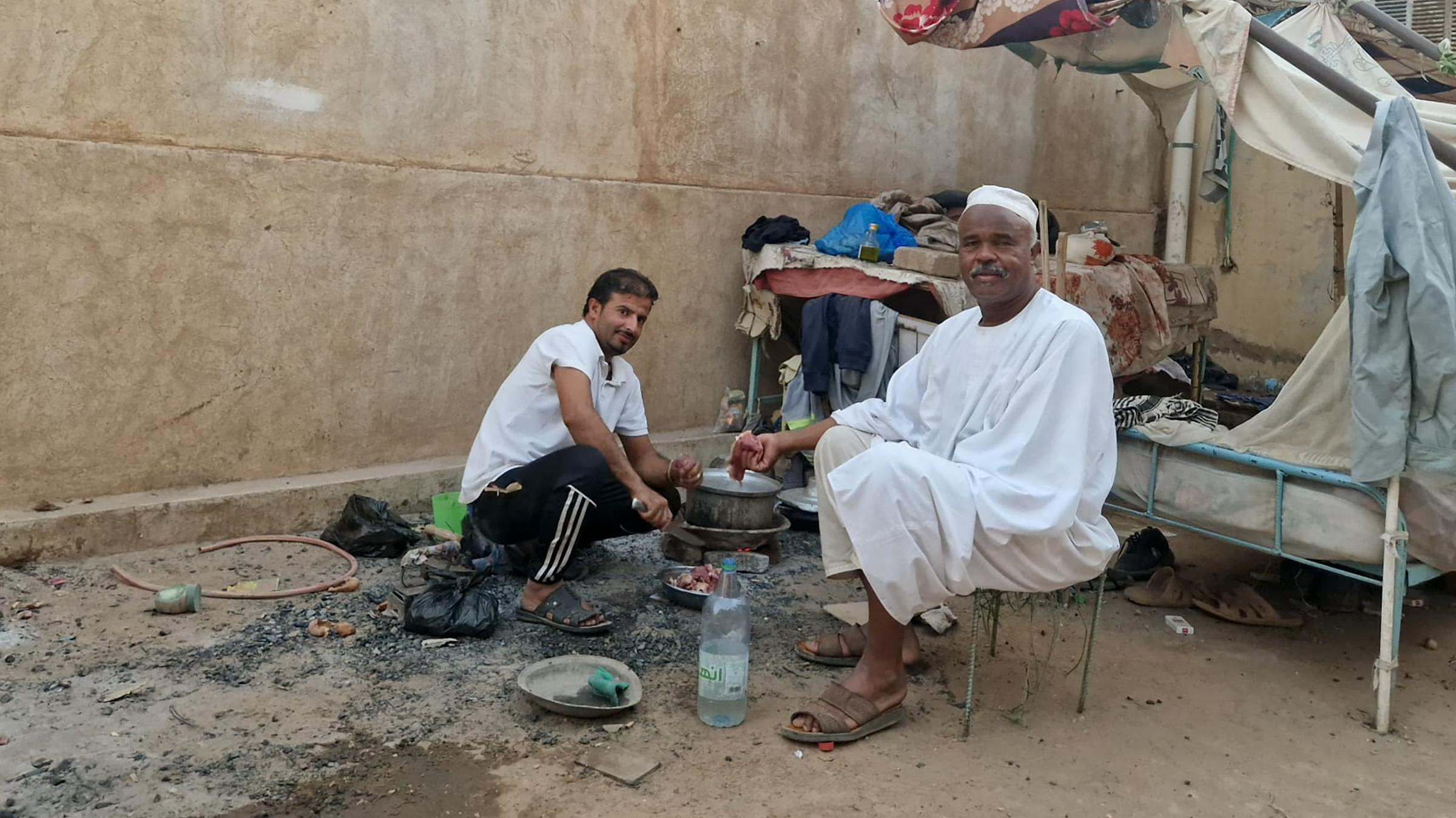 Anouar (rechts), Betreiber des Hotel Sanaa, nimmt uns auf und kocht für unsere Gruppe. Das erste warme Essen nach 7 Tagen. Später riskiert er sein Leben, um uns einen Wagen zu organisieren.
