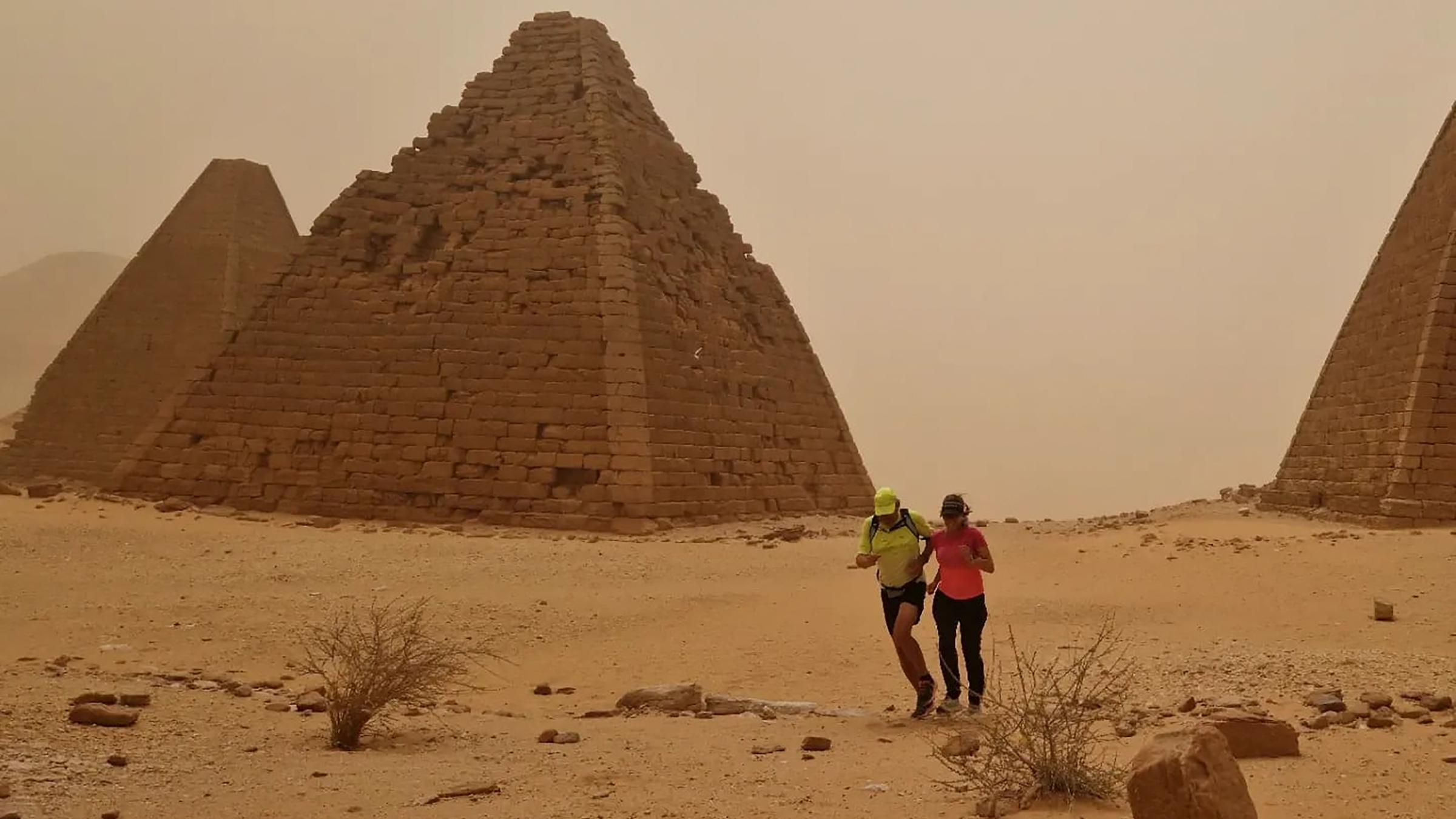 Drei Tage vor Beginn der Auseinandersetzungen: Laufen an den Pyramiden von Karima im Norden des Sudans. 