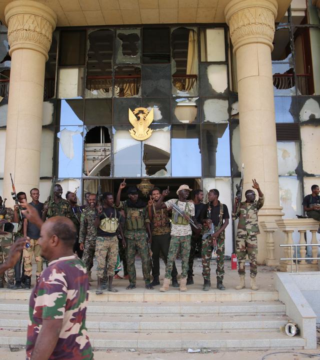  Sudan, Khartum: Soldaten der sudanesischen Armee feiern nach der Einnahme des Präsidentenpalastes in Khartum