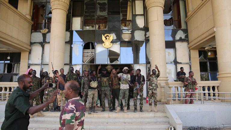  Sudan, Khartum: Soldaten der sudanesischen Armee feiern nach der Einnahme des Präsidentenpalastes in Khartum