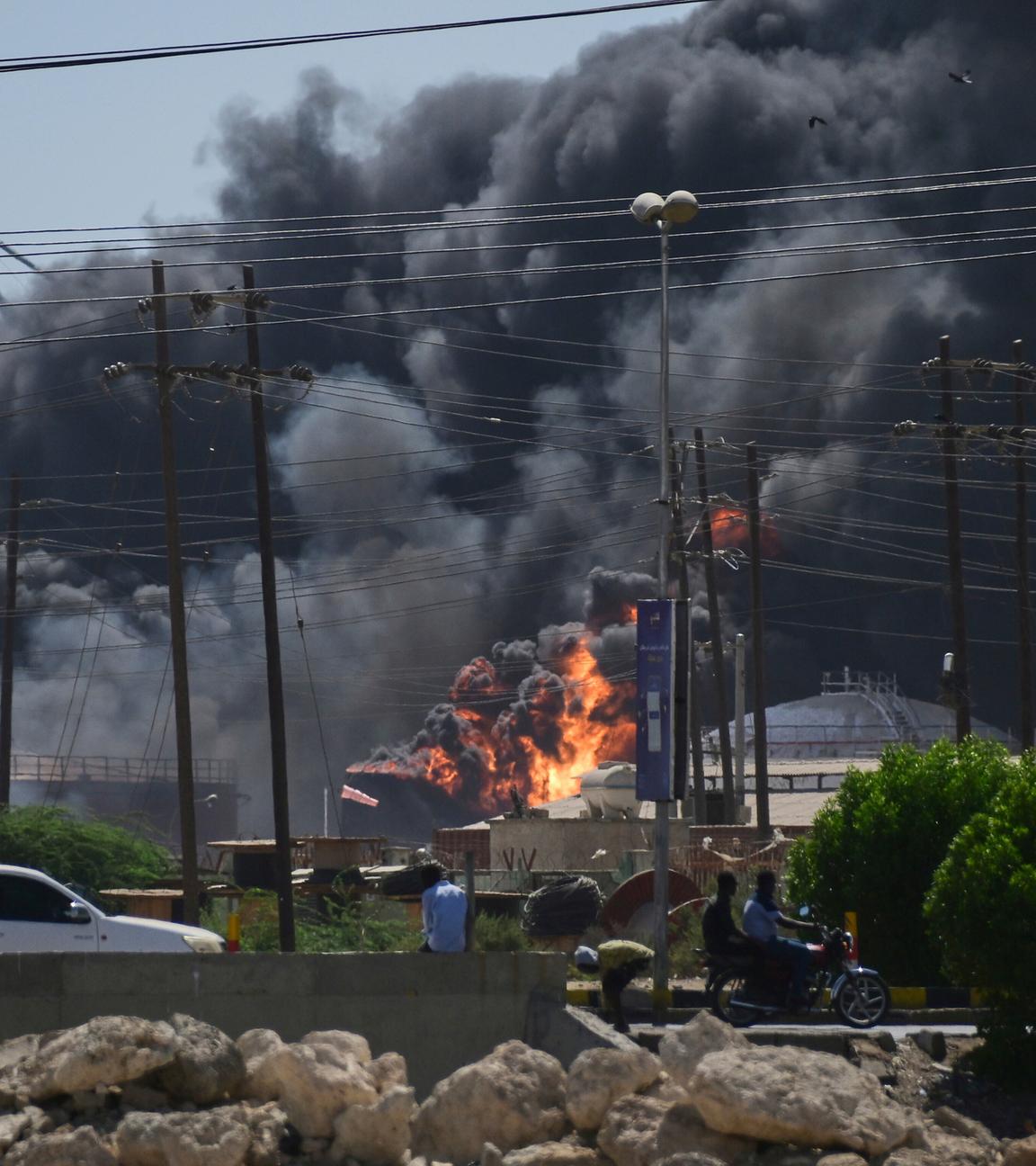 Nach Drohnenangriffen der paramilitärischen Rapid Support Forces (RSF) auf den nördlichen Hafen der Rotmeerstadt Port Sudan steigt Rauch auf.