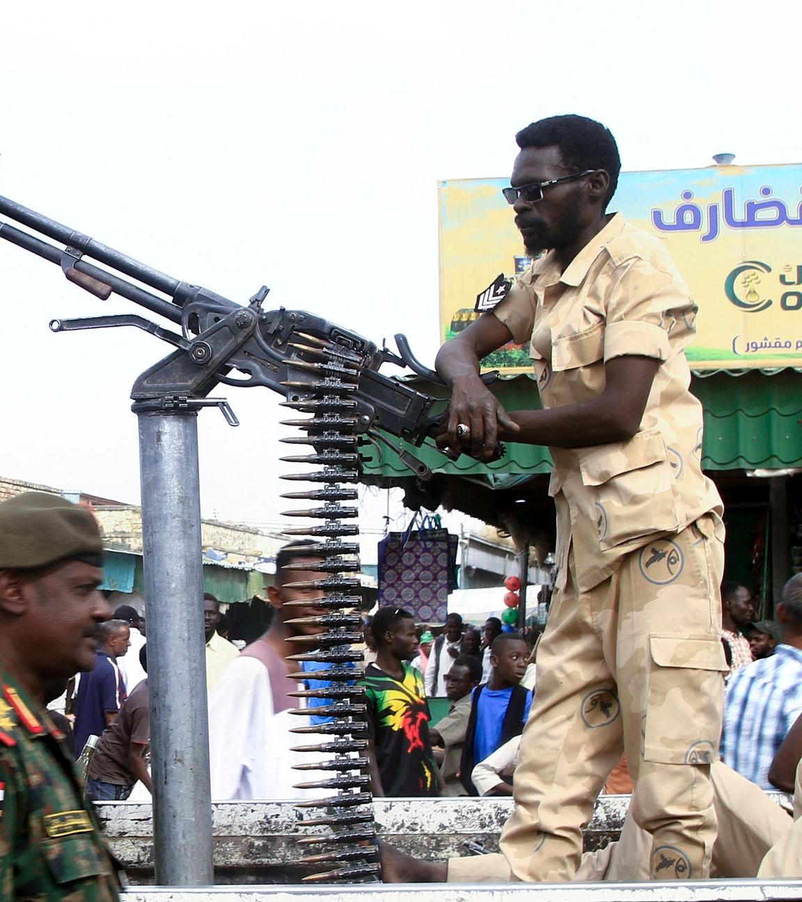 Sudanesische Sicherheitskräfte patrouillieren in einem Geschäftsviertel in der Stadt Gedaref im Ostsudan