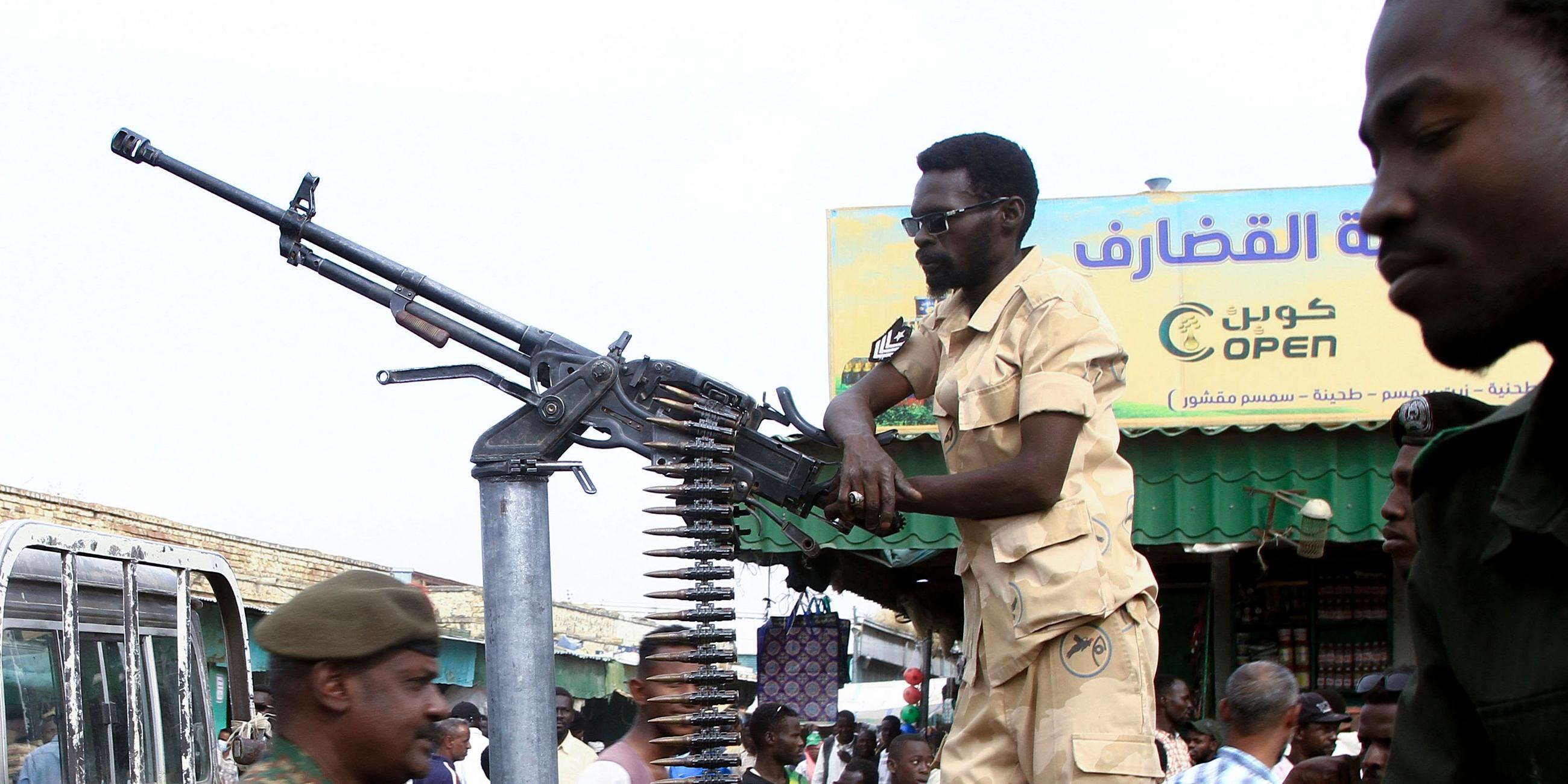 Sudanesische Sicherheitskräfte patrouillieren in einem Geschäftsviertel in der Stadt Gedaref im Ostsudan