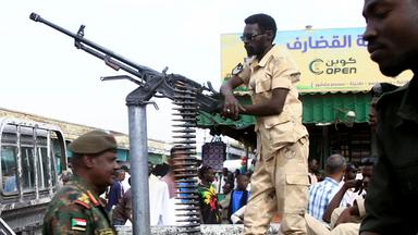 Sudanesische Sicherheitskräfte patrouillieren in einem Geschäftsviertel in der Stadt Gedaref im Ostsudan
