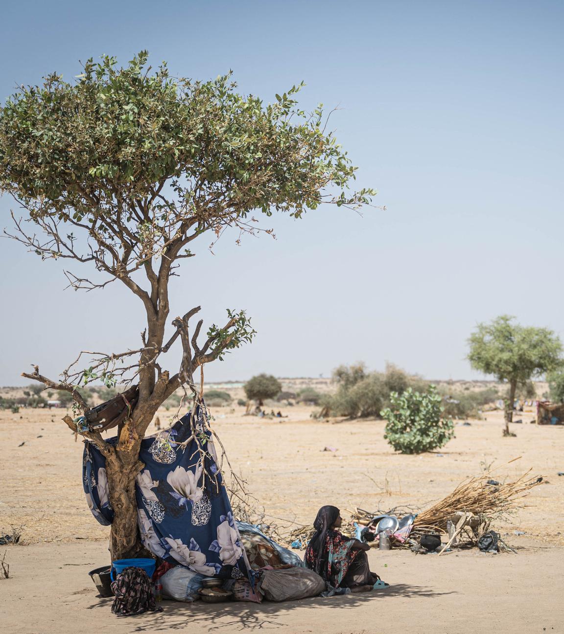 Ein sudanesischer Flüchtling ruht sich vor einem provisorischen Zelt aus