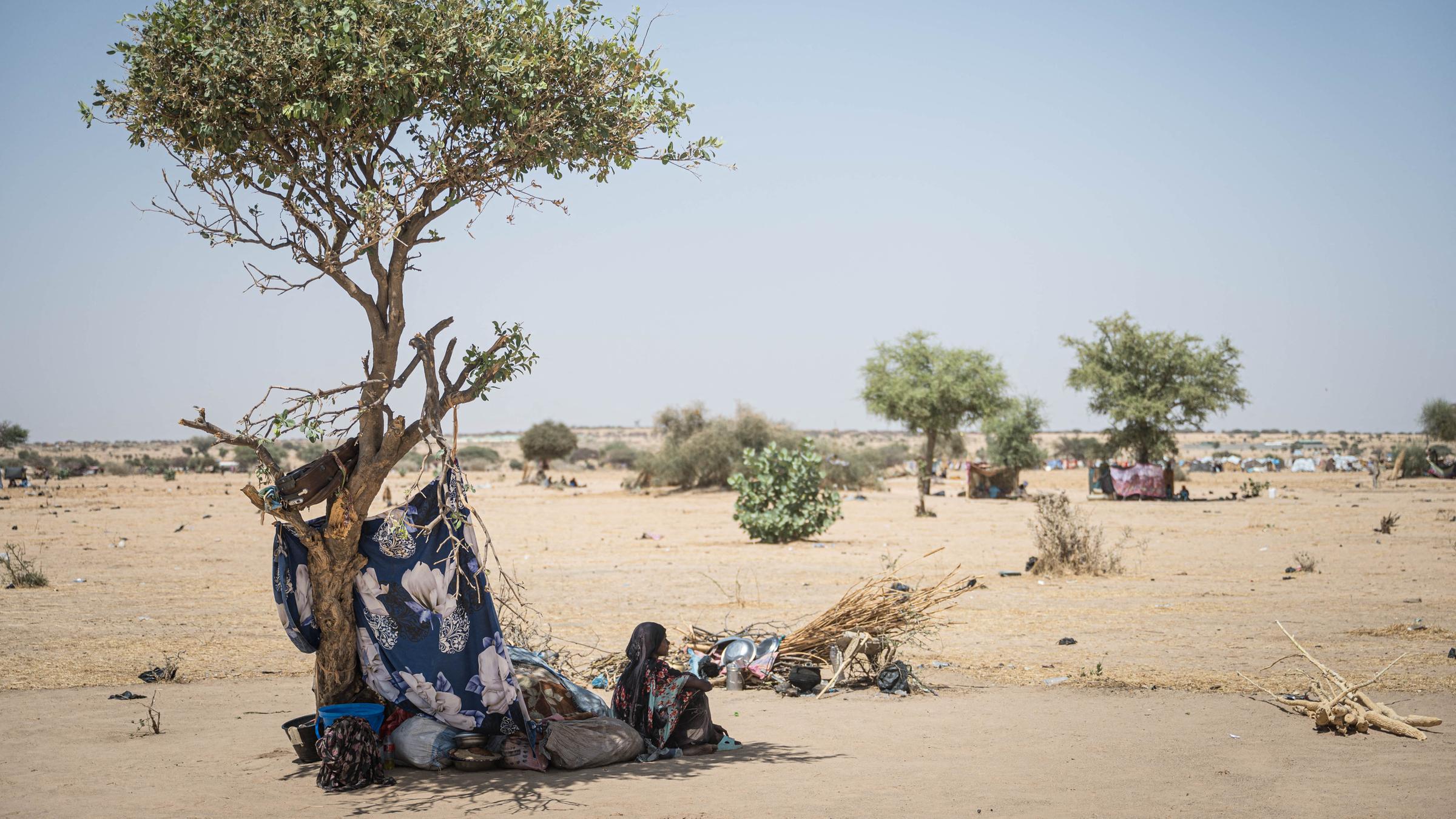 Ein sudanesischer Flüchtling ruht sich vor einem provisorischen Zelt aus