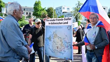 Demonstration Schweigende Barrikade gegen die Abhaltung des Sudetendeutschen Kongresses in Brünn. 
