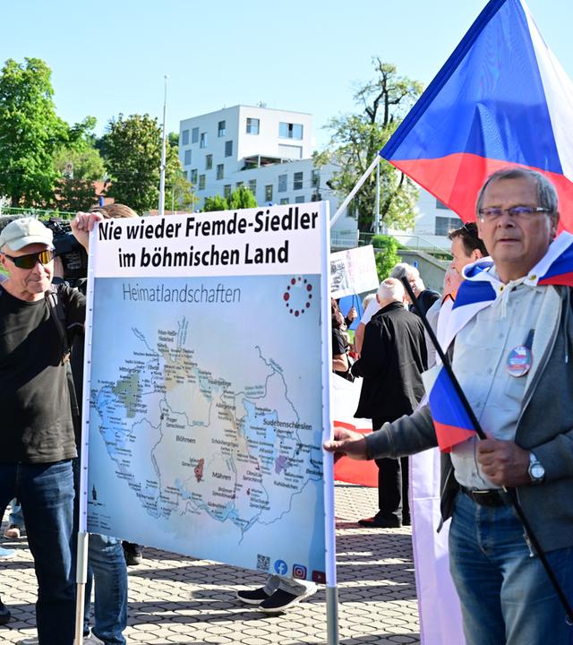 Demonstration Schweigende Barrikade gegen die Abhaltung des Sudetendeutschen Kongresses in Brünn. 