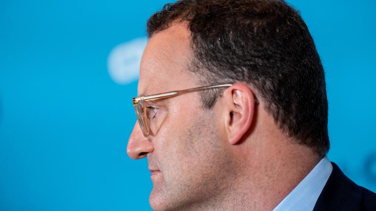 Jens Spahn, CDU/CSU-Fraktionsvorsitzender im Bundestag, spricht beim Statement vor Beginn der Fraktionssitzung im Bundestag. Der Bundestag berät in der Sitzungwoche über den Bundeshaushalt. 