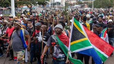Unter dem Motto "March and March" ziehen in Südafrika seit Wochen fremdenfeindliche Demonstranten durch die Straßen.