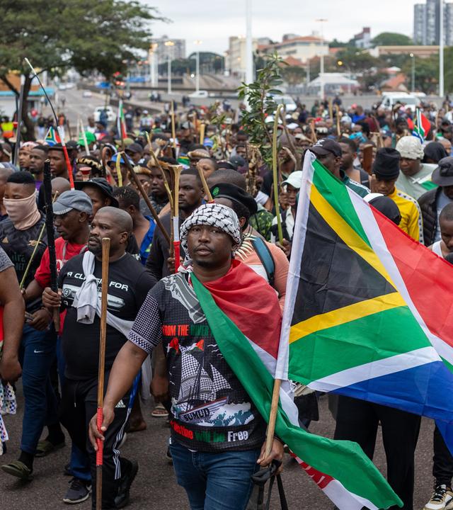 Unter dem Motto "March and March" ziehen in Südafrika seit Wochen fremdenfeindliche Demonstranten durch die Straßen.
