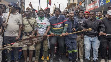 Seit Wochen kommt es in Südafrika zu rassistischen Ausschreitungen gegen Ausländer.