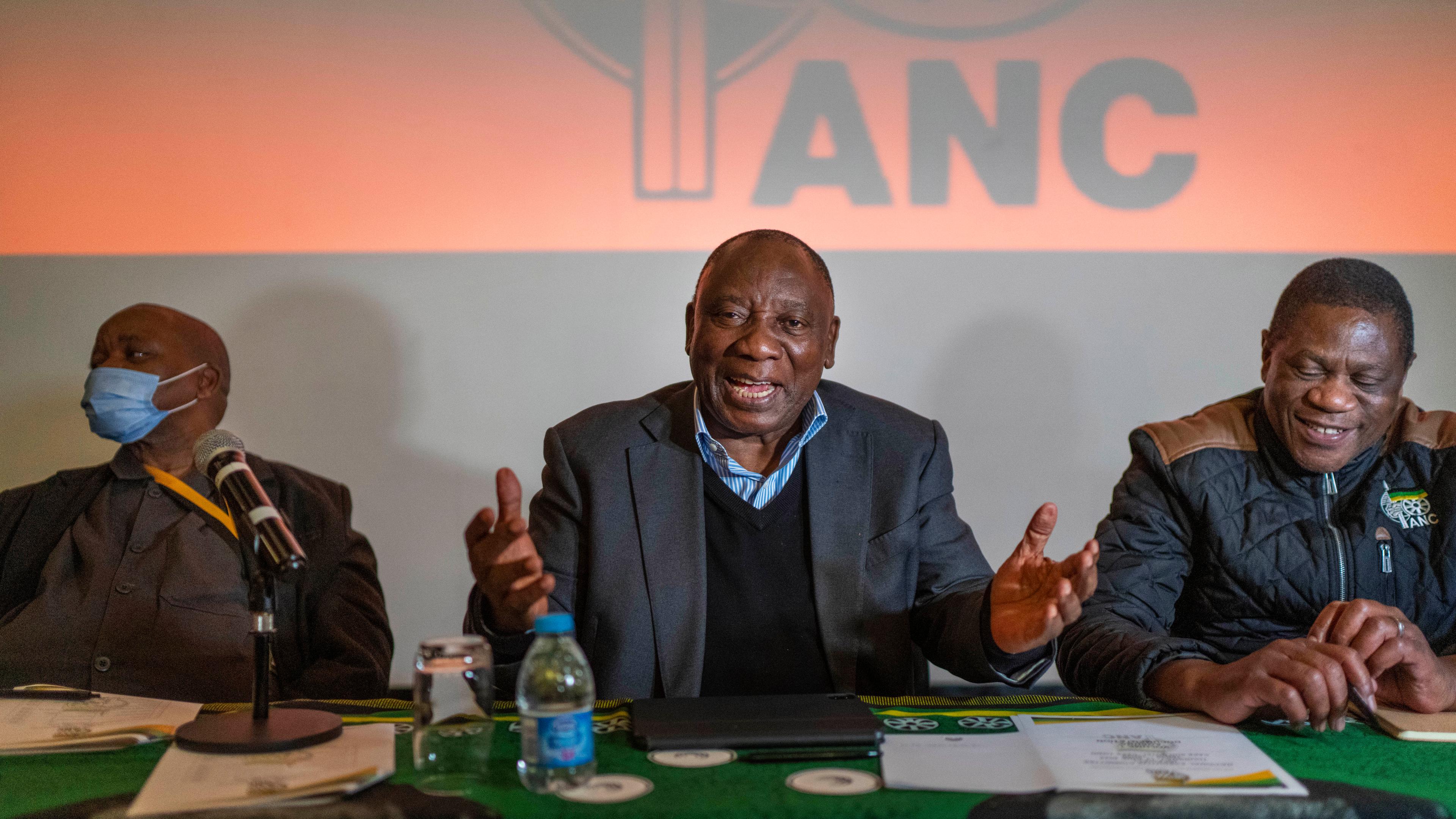 Der südafrikanische Präsident Cyril Ramaphosa in Kapstadt mit hochrangigen Vertretern des ANC.