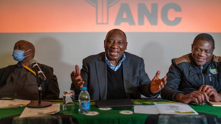 Der südafrikanische Präsident Cyril Ramaphosa in Kapstadt mit hochrangigen Vertretern des ANC.