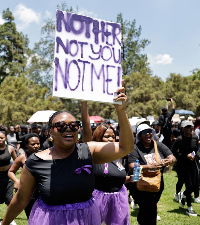 Eine Frau demonstriert auf einem "Women for Change Stage"-Protest in Südafrika.