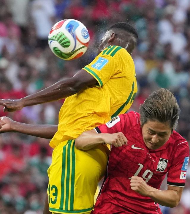 Der Südkoreaner Lee Kang In (19) kämpft mit dem Südafrikaner Sphephelo Sithole (13) um den Ball.