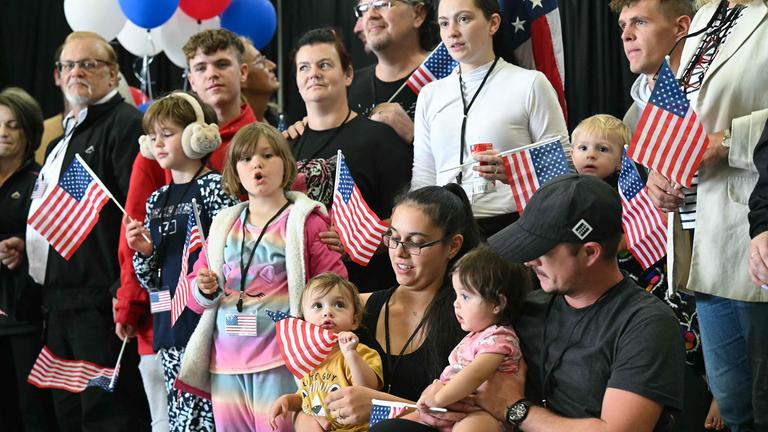 Die erste Gruppe von Afrikanern aus Südafrika nach der Ankunft auf dem Washington Dulles International Airport in Virginia