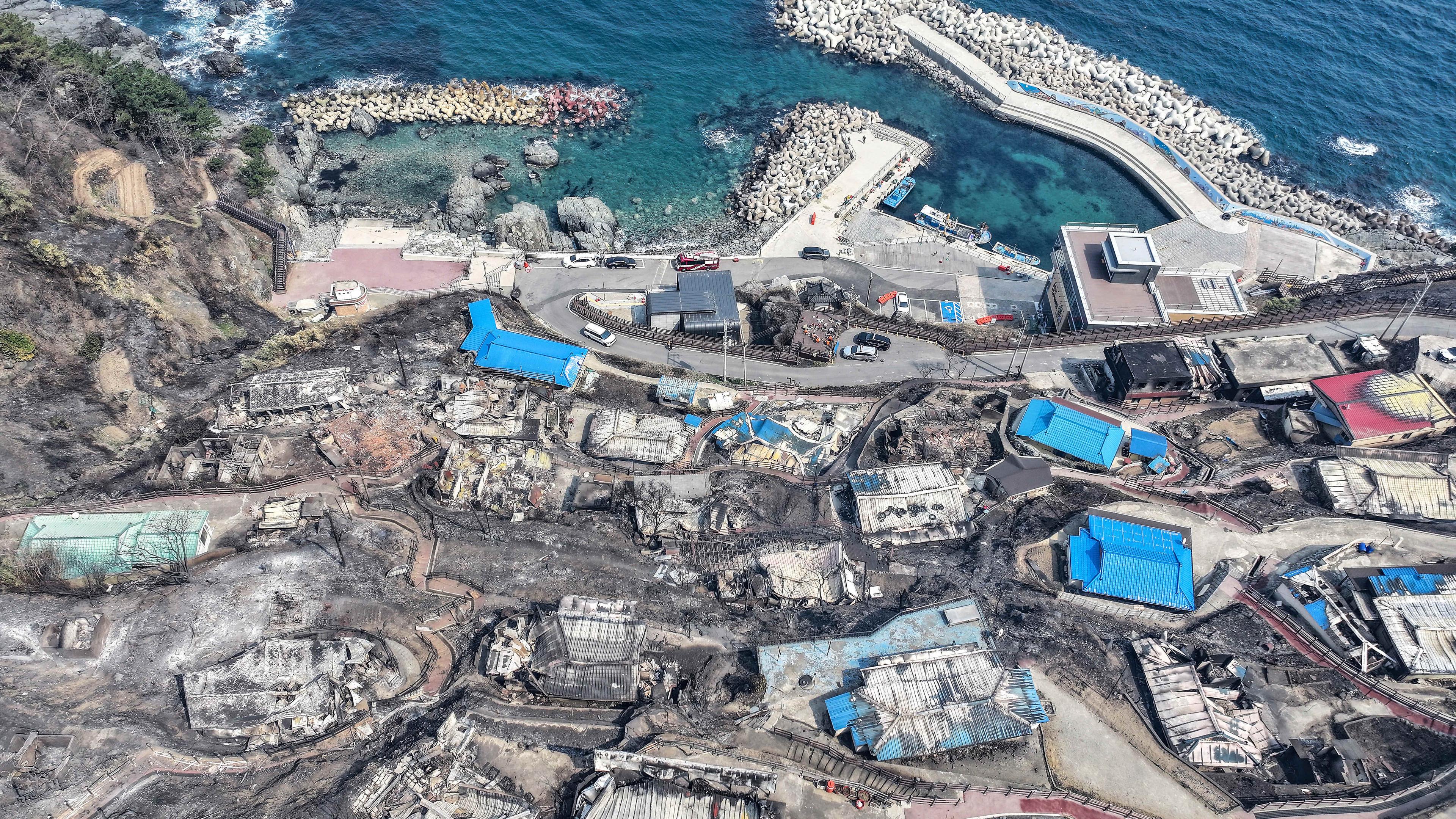 Südkorea, Yeongdeok: Ausgebrannte Häuser sind in einem durch Waldbrände beschädigten Dorf in Yeongdeok, Südkorea, zu sehen.