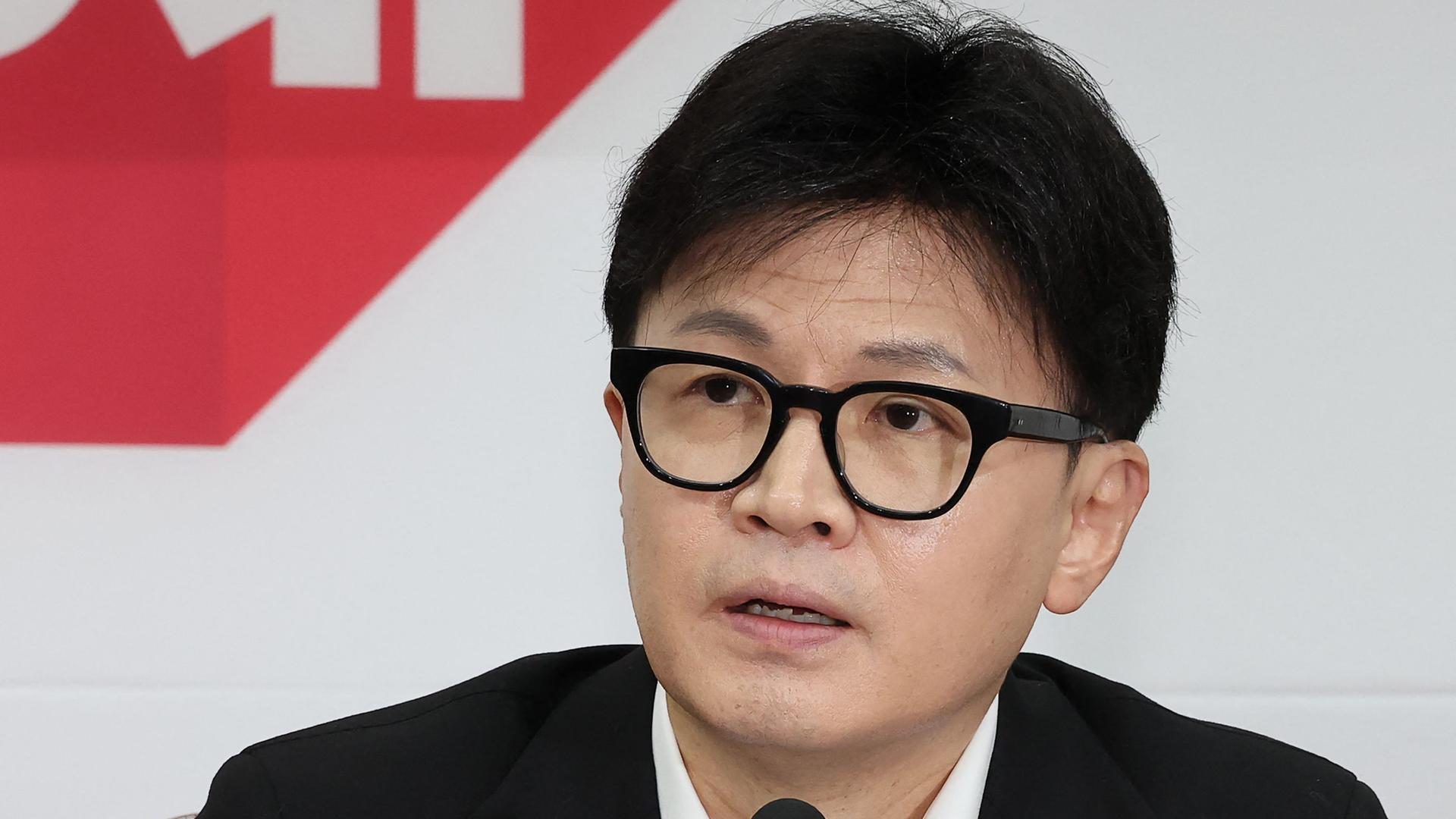 Der Parteivorsitzende der Regierungspartei People Power Party (PPP), Han Dong-hoon, spricht während einer Dringlichkeitssitzung des Obersten Ausschusses in der Nationalversammlung in Seoul, Südkorea