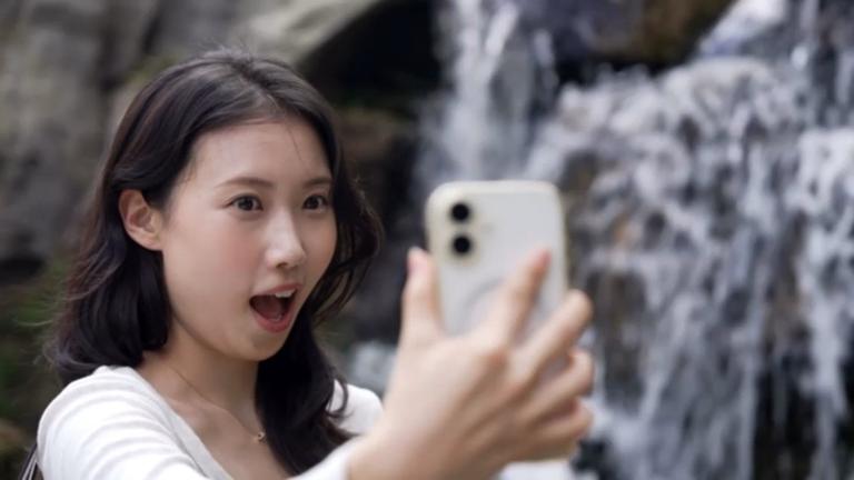 Influencerin Jihye Jung aus Südkorea spricht in ihr Smartphone.
