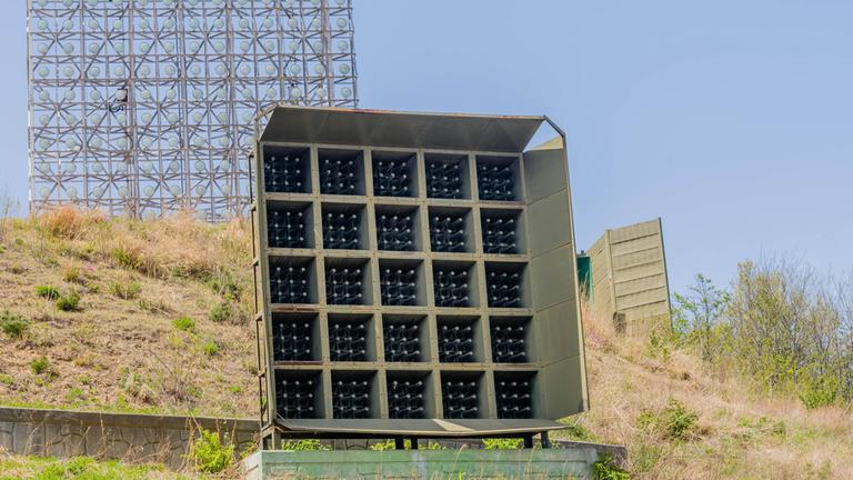 Militärische Anordnung von Lautsprechern und Scheinwerfern auf einem Hügel über dem DMZ Beobachtungsgebiet in Goseong, Südkorea