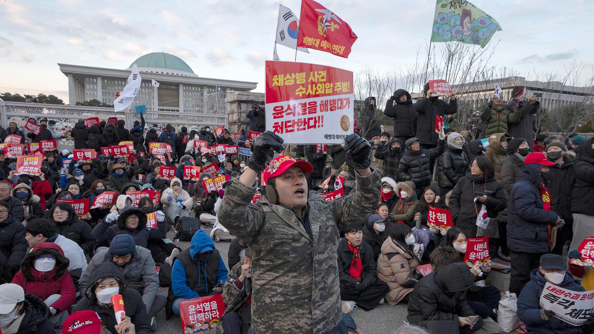 Demonstranten vor dem Parlament in Seoul, Südkorea