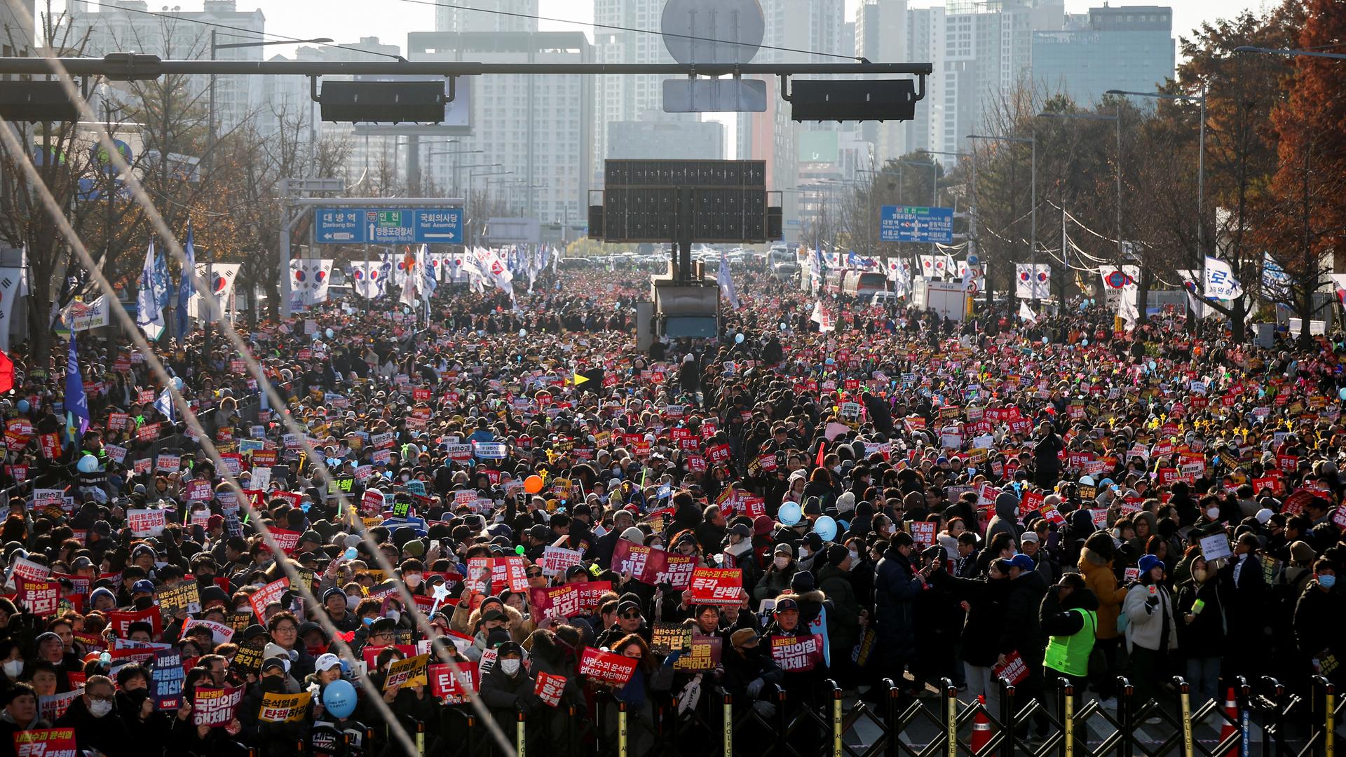 Menschen in Südkorea demonstrieren für die Amtsenthebung des Präsidenten Yoon.