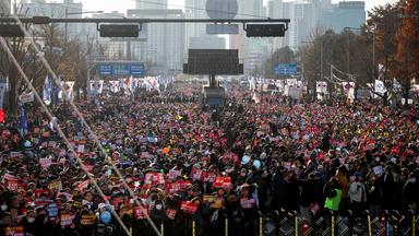 Menschen in Südkorea demonstrieren für die Amtsenthebung des Präsidenten Yoon.