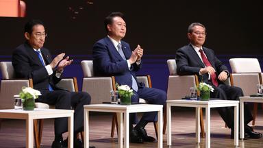 Südkorea, Seoul: Der japanische Ministerpräsident Fumio Kishida (l-r), der südkoreanische Präsident Yoon Suk Yeol und der chinesische Ministerpräsident Li Qiang nehmen am Wirtschaftsgipfel in der koreanischen Industrie- und Handelskammer teil.