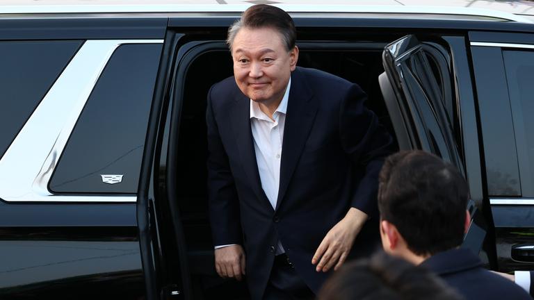 Südkorea, Seoul: Der angeklagte Präsident Yoon Suk Yeol wurde aus der Haft entlassen.